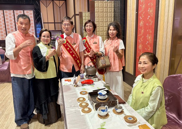 Kết nghĩa Hội trà Tùng Lĩnh Nam Đầu: Đưa văn hóa trà Việt đến bạn bè quốc tế Kết nghĩa Hội trà Tùng Lĩnh Nam Đầu: Đưa văn hóa trà Việt đến bạn bè quốc tế