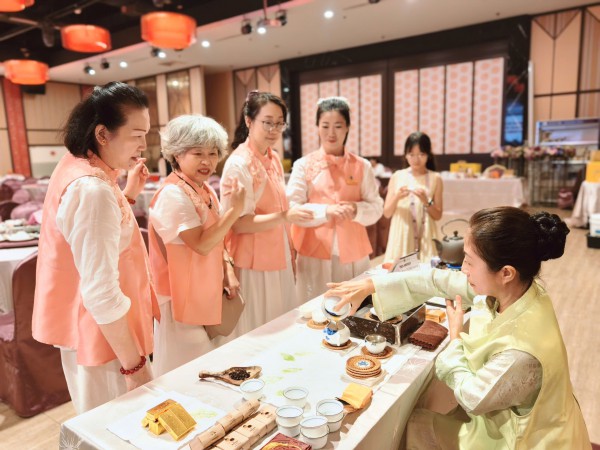 Kết nghĩa Hội trà Tùng Lĩnh Nam Đầu: Đưa văn hóa trà Việt đến bạn bè quốc tế Kết nghĩa Hội trà Tùng Lĩnh Nam Đầu: Đưa văn hóa trà Việt đến bạn bè quốc tế