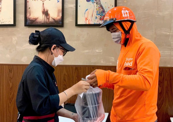 Khách đặt 30 ly chè, muốn ghi tên từng người: Shipper bức xúc, mạng 'dậy sóng' Khách đặt 30 ly chè, muốn ghi tên từng người: Shipper bức xúc, mạng 'dậy sóng'