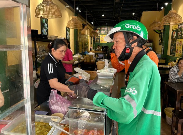 Khách đặt 30 ly chè, muốn ghi tên từng người: Shipper bức xúc, mạng 'dậy sóng' Khách đặt 30 ly chè, muốn ghi tên từng người: Shipper bức xúc, mạng 'dậy sóng'