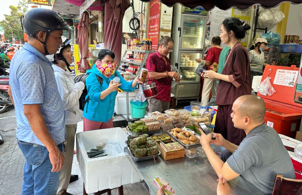 Khai mạc Vesak 2025: Quán chay cạnh Việt Nam Quốc Tự TP.HCM ùn ùn khách 'gấp 3 ngày thường!' Khai mạc Vesak 2025: Quán chay cạnh Việt Nam Quốc Tự TP.HCM ùn ùn khách 'gấp 3 ngày thường!'