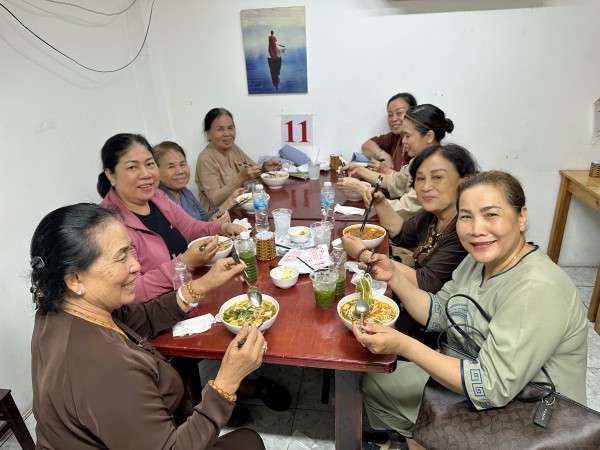 Khai mạc Vesak 2025: Quán chay cạnh Việt Nam Quốc Tự TP.HCM ùn ùn khách 'gấp 3 ngày thường!' Khai mạc Vesak 2025: Quán chay cạnh Việt Nam Quốc Tự TP.HCM ùn ùn khách 'gấp 3 ngày thường!'
