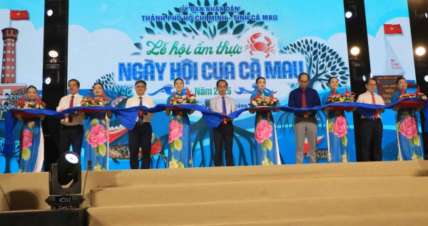 Khai mạc lễ hội ẩm thực cua Cà Mau ở TP.HCM: Ùn ùn thực khách tìm đến Khai mạc lễ hội ẩm thực cua Cà Mau ở TP.HCM: Ùn ùn thực khách tìm đến