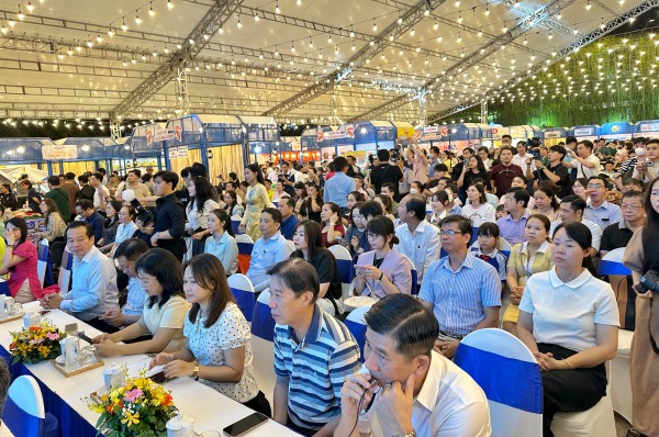 Khai mạc lễ hội ẩm thực cua Cà Mau ở TP.HCM: Ùn ùn thực khách tìm đến Khai mạc lễ hội ẩm thực cua Cà Mau ở TP.HCM: Ùn ùn thực khách tìm đến