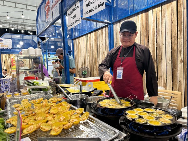 Khai mạc lễ hội ẩm thực cua Cà Mau ở TP.HCM: Ùn ùn thực khách tìm đến Khai mạc lễ hội ẩm thực cua Cà Mau ở TP.HCM: Ùn ùn thực khách tìm đến