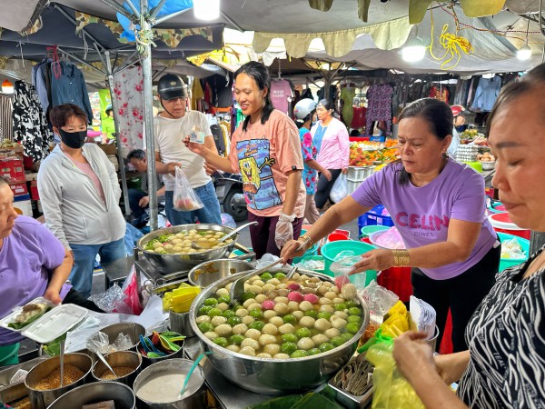 Khu Chợ Lớn ở TP.HCM rất đông người mua chè trôi nước mừng tết Đông chí