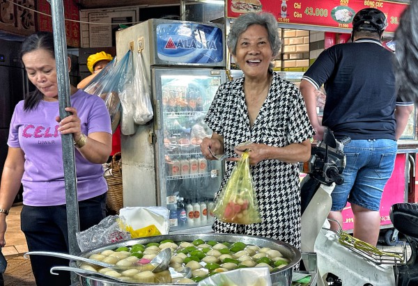 Khu Chợ Lớn ở TP.HCM rất đông người mua chè trôi nước mừng tết Đông chí