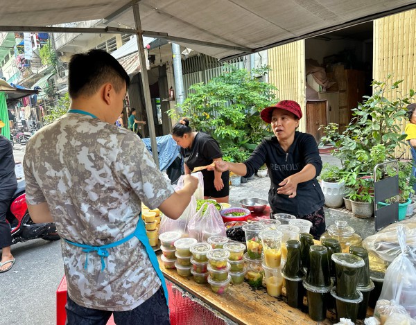 Khu Chợ Lớn ở TP.HCM rất đông người mua chè trôi nước mừng tết Đông chí