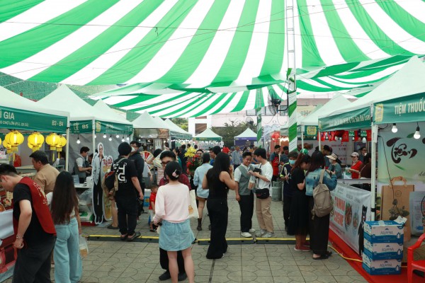 Lễ hội ẩm thực Chợ Lớn: Cả trăm món ngon hút khách xếp hàng từ sáng sớm