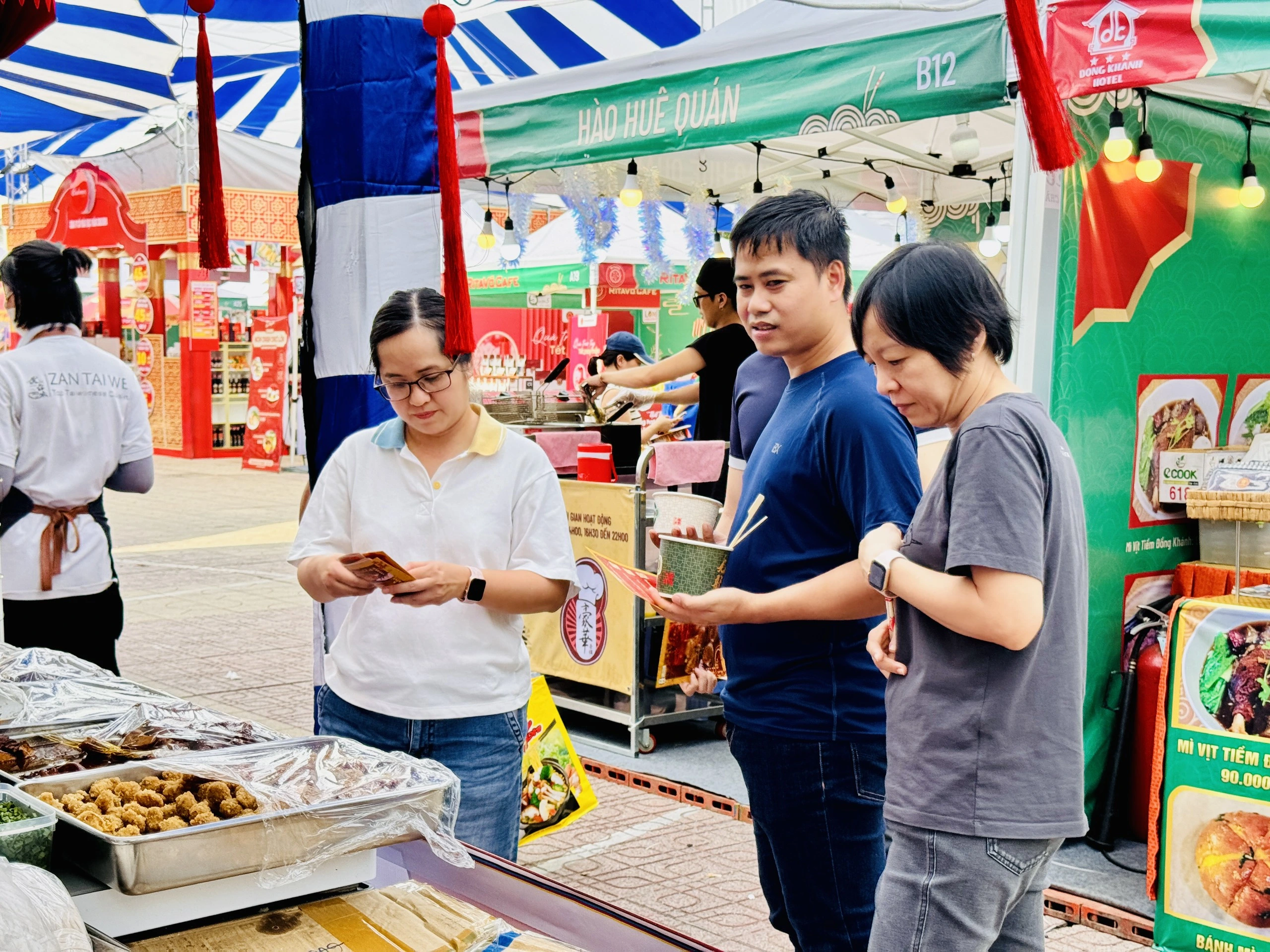 Lễ hội ẩm thực Chợ Lớn ở Q.5: Đa dạng món ăn ngon, người dân thoải mái lựa chọn