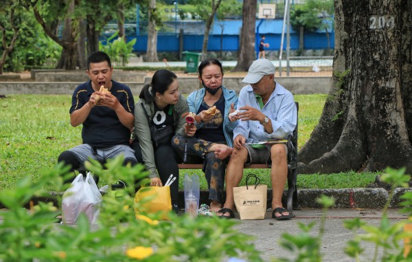 Lễ hội bánh mì ngay trung tâm TP.HCM ngày đầu: Ùn ùn người đổ về giữa trưa