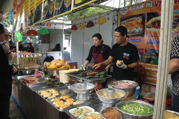 Lễ hội bánh mì ngay trung tâm TP.HCM ngày đầu: Ùn ùn người đổ về giữa trưa