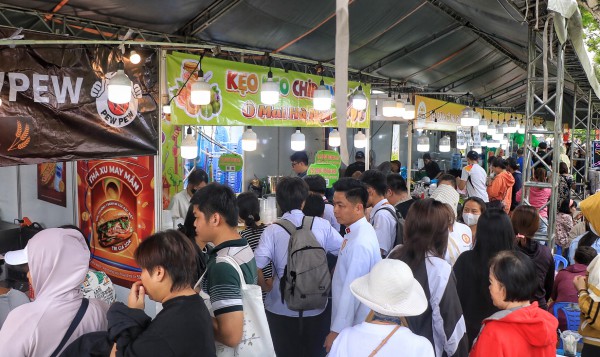 Lễ hội bánh mì ngay trung tâm TP.HCM ngày đầu: Ùn ùn người đổ về giữa trưa