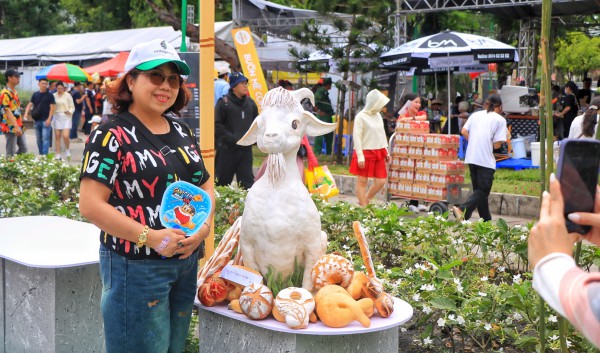 Lễ hội bánh mì ngay trung tâm TP.HCM ngày đầu: Ùn ùn người đổ về giữa trưa