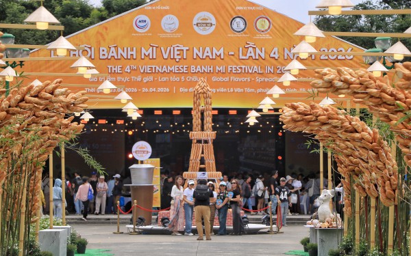 Lễ hội bánh mì ngay trung tâm TP.HCM ngày đầu: Ùn ùn người đổ về giữa trưa