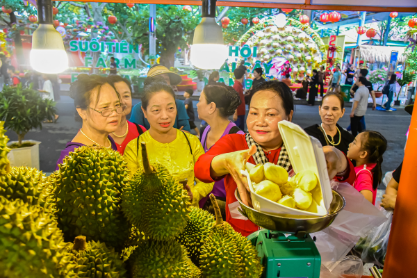 Lễ hội trái cây Nam bộ 2026 khai mạc: Suối Tiên nườm nượp khách; sầu riêng lên ngôi