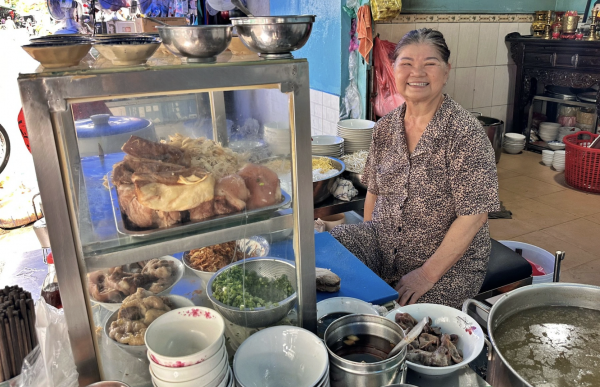 Loạt quán ăn ngon ở TP.HCM 'gây sốt' có bà chủ… độc thân vui tính Loạt quán ăn ngon ở TP.HCM 'gây sốt' có bà chủ… độc thân vui tính