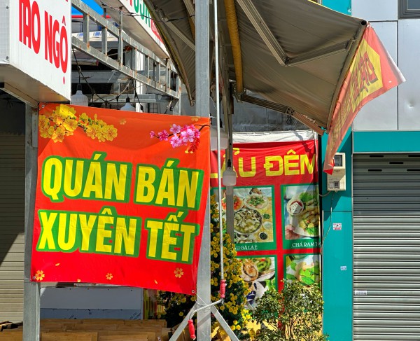 Loạt quán ăn ở TP.HCM dán bảng bán xuyên tết: Có tăng giá không?