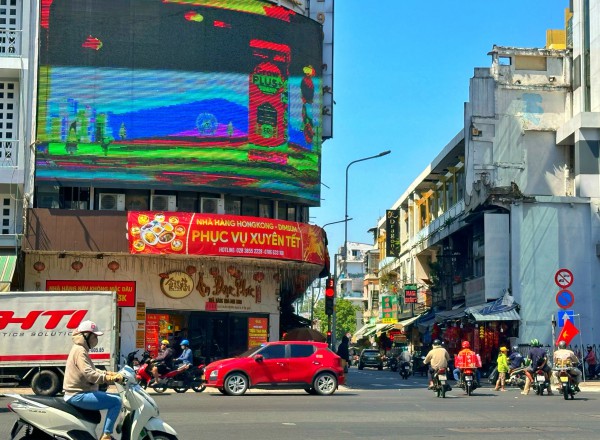 Loạt quán ăn ở TP.HCM dán bảng bán xuyên tết: Có tăng giá không?