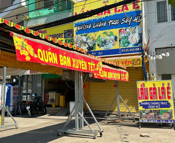 Loạt quán ăn ở TP.HCM dán bảng bán xuyên tết: Có tăng giá không?