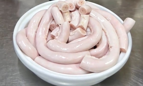 Lòng se điếu gây tranh cãi dữ dội trên mạng, thực khách lo lắng: 'Hết dám ăn!' Lòng se điếu gây tranh cãi dữ dội trên mạng, thực khách lo lắng: 'Hết dám ăn!'