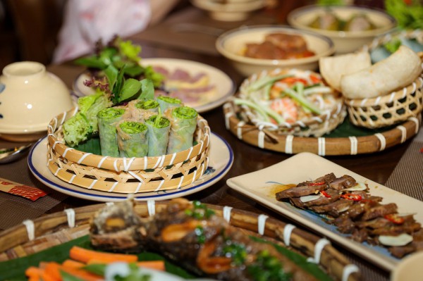 Mâm cỗ tết 3 miền trình làng tại TP.HCM: Thực khách hào hứng ăn tết sớm