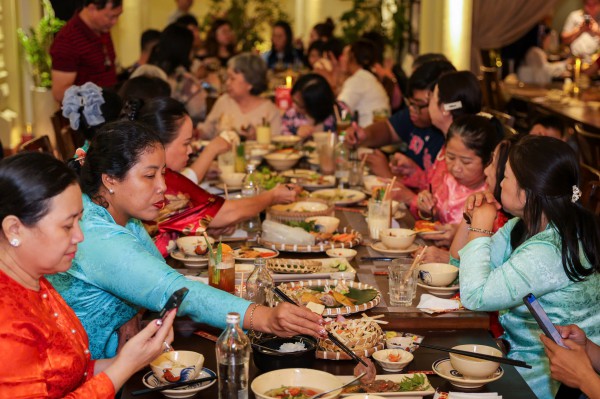 Mâm cỗ tết 3 miền trình làng tại TP.HCM: Thực khách hào hứng ăn tết sớm