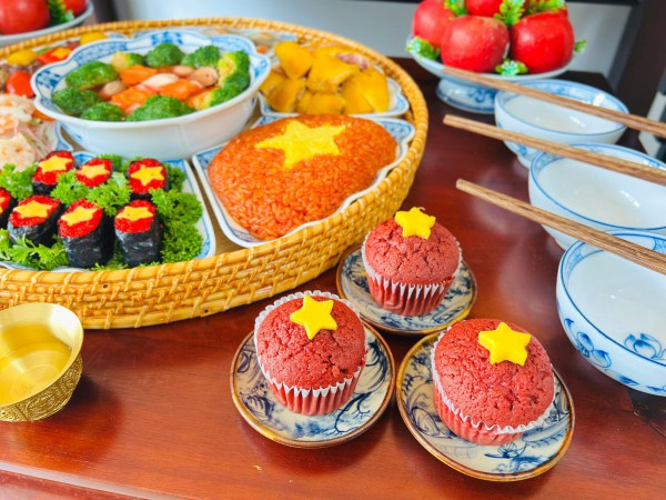 Mạng xã hội ngập tràn món ăn có hình cờ đỏ sao vàng: Hòa chung niềm vui từ gian bếp Mạng xã hội ngập tràn món ăn có hình cờ đỏ sao vàng: Hòa chung niềm vui từ gian bếp