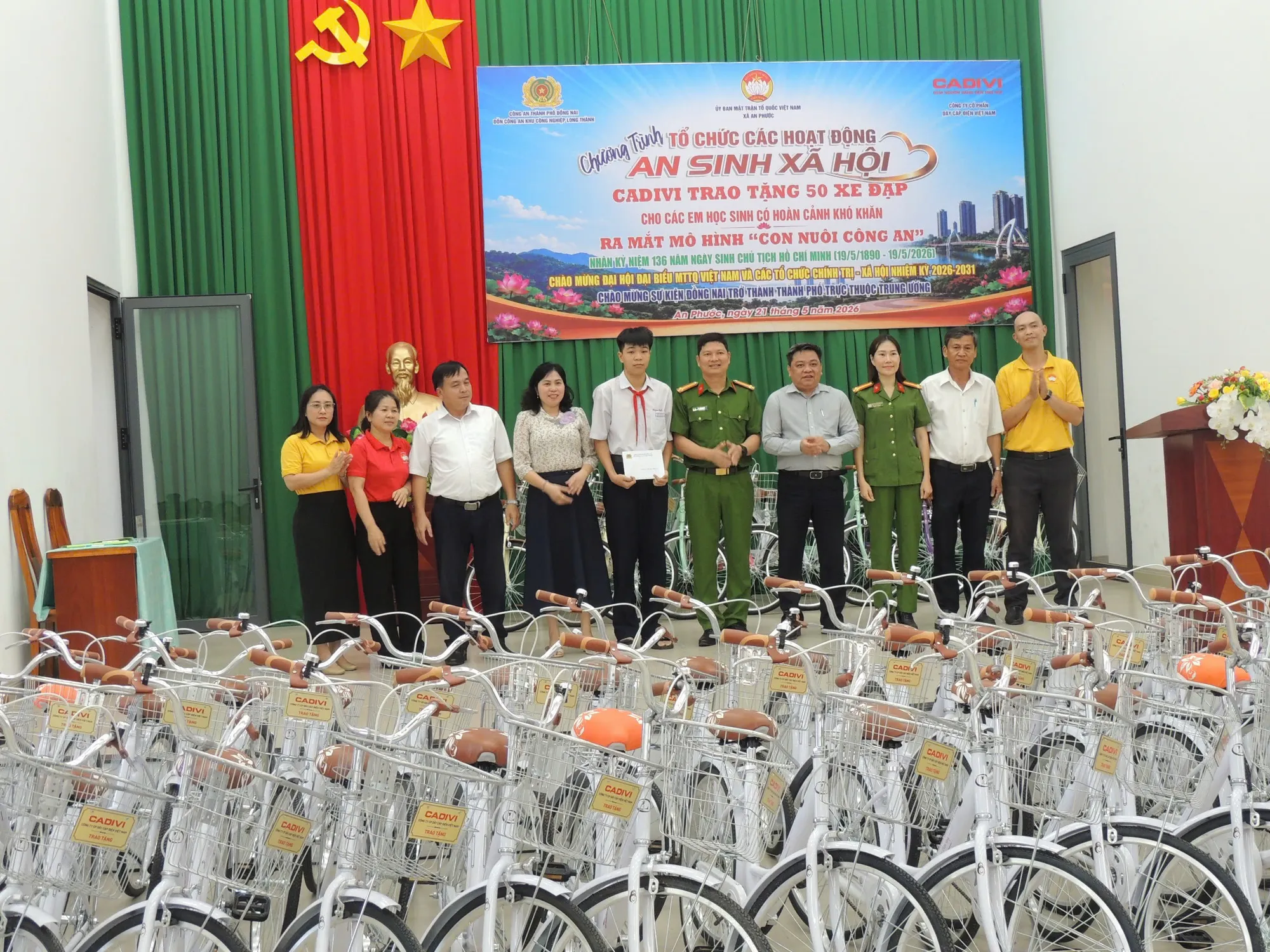 Mô hình "Con nuôi Công an" và những hoạt động ý nghĩa tiếp sức cho học sinh nghèo tới trường Mô hình "Con nuôi Công an" và những hoạt động ý nghĩa tiếp sức cho học sinh nghèo tới trường