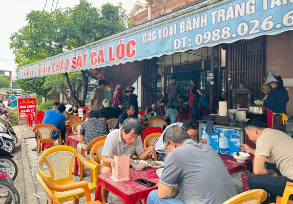 Món cháo... lạ, chỉ bán vài giờ mỗi sáng: Khách đến trễ hết phần Món cháo... lạ, chỉ bán vài giờ mỗi sáng: Khách đến trễ hết phần
