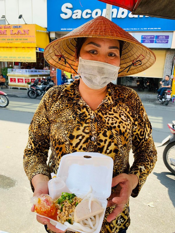 Món ngon miền Tây: ‘Phải lòng’ bánh tằm bì Bạc Liêu trên xe đẩy gần chợ Tân Định