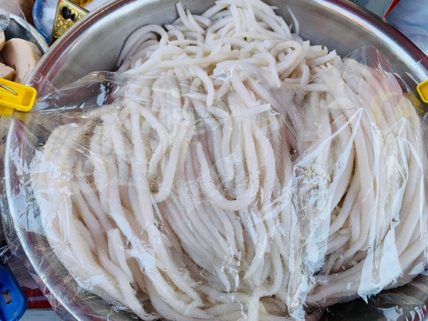 Món ngon miền Tây: ‘Phải lòng’ bánh tằm bì Bạc Liêu trên xe đẩy gần chợ Tân Định