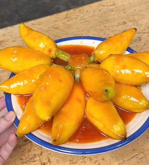 Nấu mực xốt cà chua nhìn như nải chuối chín, chàng trai khiến mẹ tưởng là thật