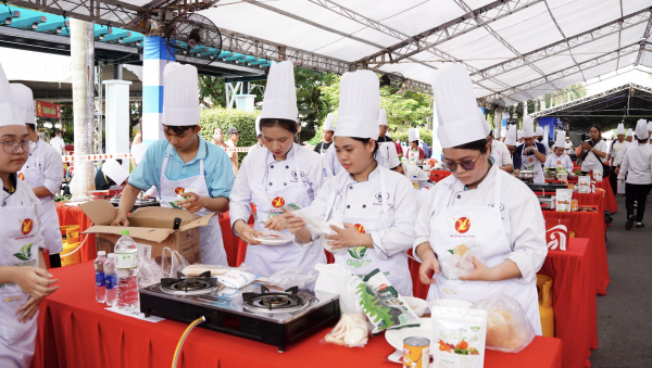 Ngày đầu lễ hội ẩm thực chay ở TP.HCM: Hấp dẫn hàng trăm món 'đẹp như tranh' Ngày đầu lễ hội ẩm thực chay ở TP.HCM: Hấp dẫn hàng trăm món 'đẹp như tranh'