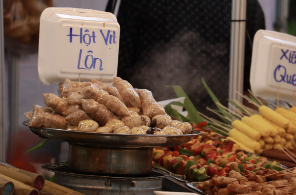 Ngày đầu lễ hội ẩm thực chay ở TP.HCM: Hấp dẫn hàng trăm món 'đẹp như tranh' Ngày đầu lễ hội ẩm thực chay ở TP.HCM: Hấp dẫn hàng trăm món 'đẹp như tranh'