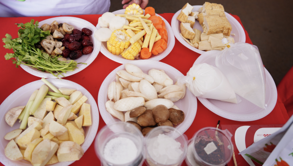 Ngày đầu lễ hội ẩm thực chay ở TP.HCM: Hấp dẫn hàng trăm món 'đẹp như tranh' Ngày đầu lễ hội ẩm thực chay ở TP.HCM: Hấp dẫn hàng trăm món 'đẹp như tranh'