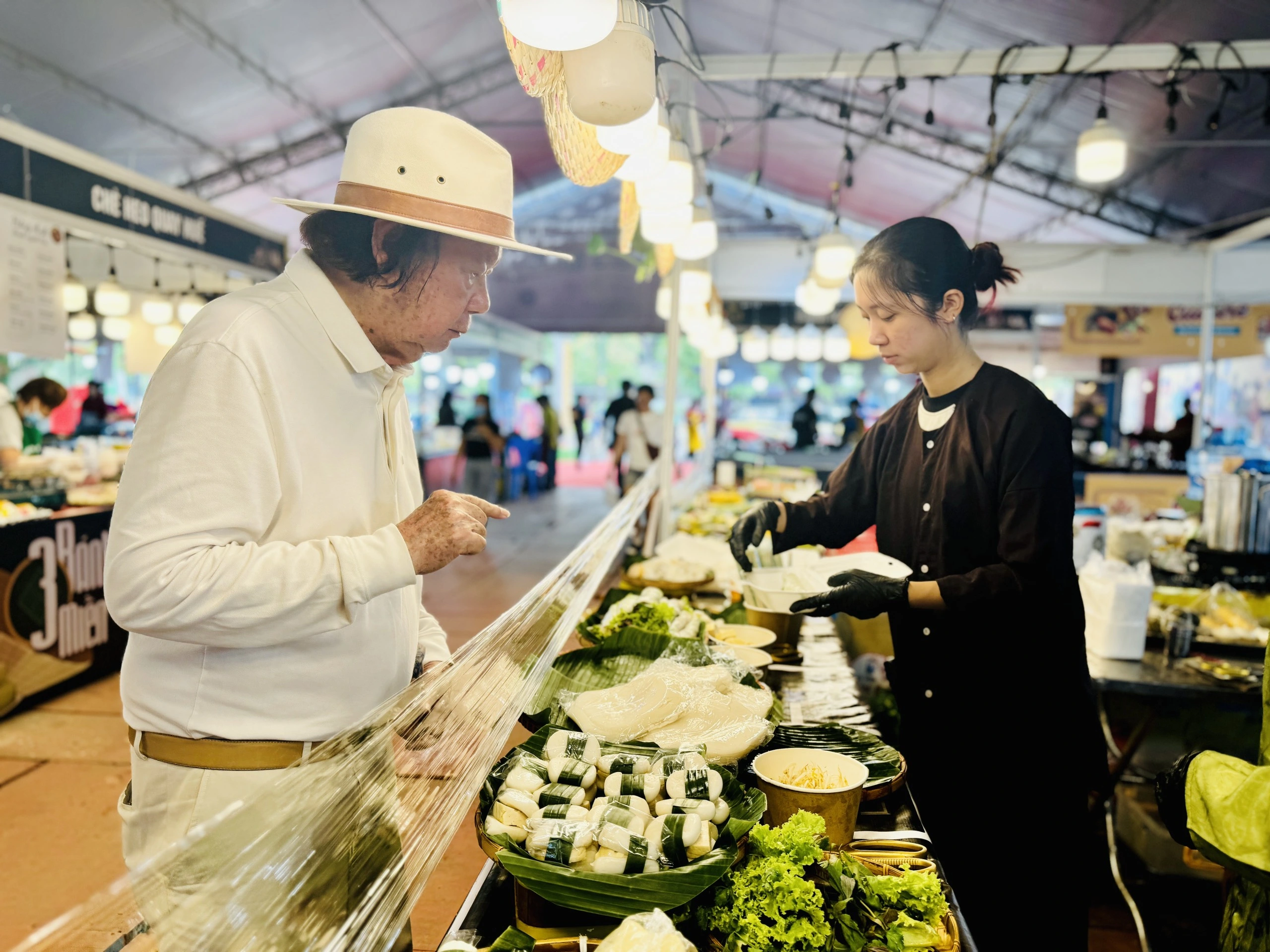 Ngày hội bánh dân gian TP.HCM: Người dân thỏa thích chọn, ăn đủ loại bánh 3 miền mừng ngày 20.10