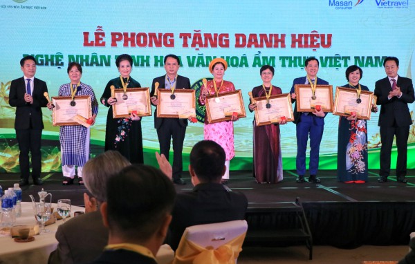 Nghệ nhân ẩm thực U.100 xúc động khi được phong tặng danh hiệu đặc biệt tại TP.HCM