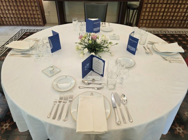 Nghệ thuật bài trí bàn ăn kiểu Pháp: Vì sao từng chi tiết đều có quy tắc?