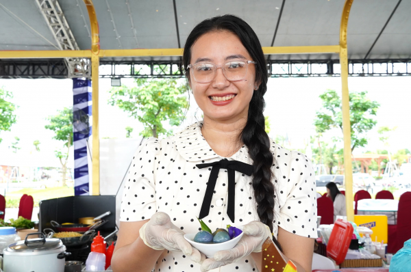 Ngỡ ngàng chè cua Cà Mau: Món 'nghe sợ' nhưng ăn vào… mê luôn