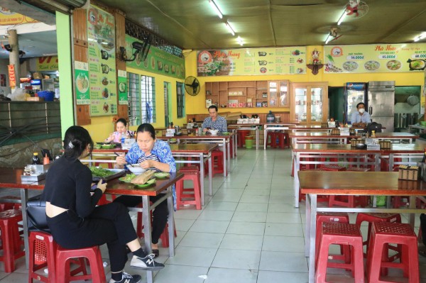 Người Sài Gòn uống cà phê, ăn sáng khi quán được bán tại chỗ sau 5 tháng: 