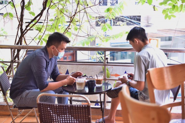 Người Sài Gòn uống cà phê, ăn sáng khi quán được bán tại chỗ sau 5 tháng: 