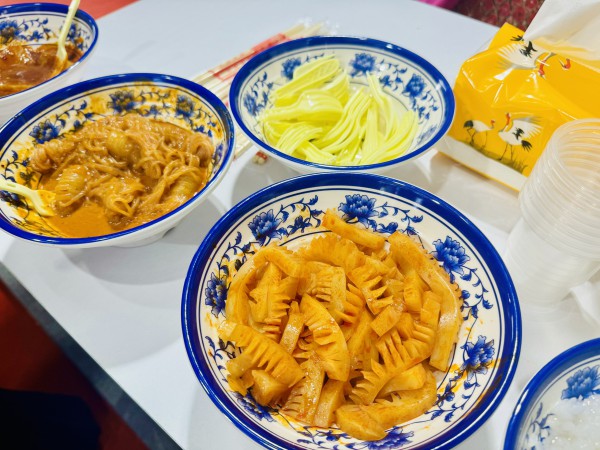 Người dân TP.HCM thưởng thức món ngon tại sự kiện ẩm thực Trung - Việt