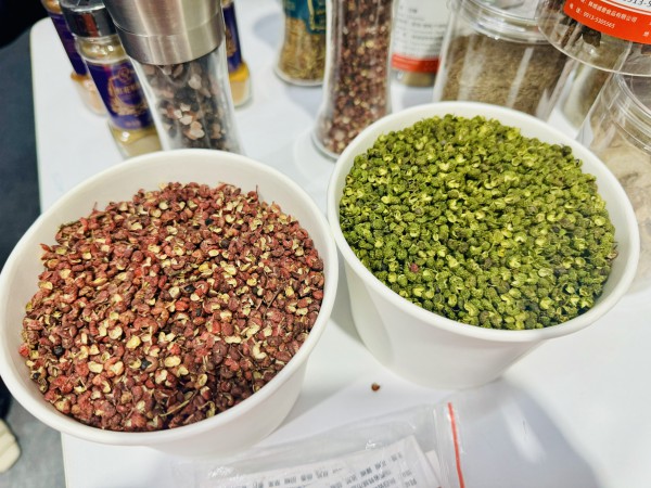 Người dân TP.HCM thưởng thức món ngon tại sự kiện ẩm thực Trung - Việt