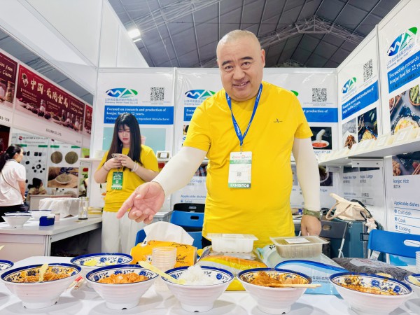 Người dân TP.HCM thưởng thức món ngon tại sự kiện ẩm thực Trung - Việt