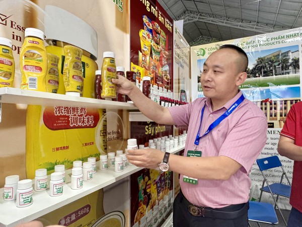 Người dân TP.HCM thưởng thức món ngon tại sự kiện ẩm thực Trung - Việt