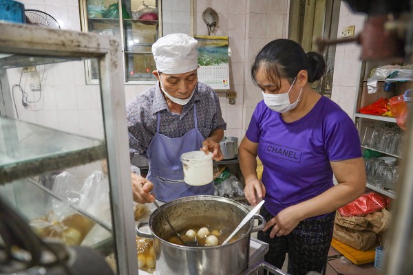 Người dân xếp hàng tràn lòng đường mua bánh trôi, bánh chay ngày tết Hàn thực