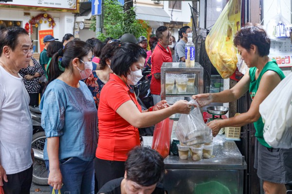 Người dân xếp hàng tràn lòng đường mua bánh trôi, bánh chay ngày tết Hàn thực