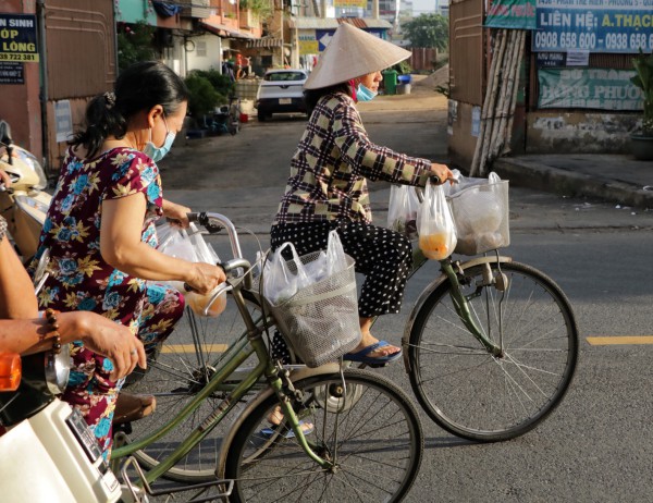 Nhận cơm chay miễn phí ở TP.HCM dịp lễ Phật đản: 'Thấy ấm lòng lắm' Nhận cơm chay miễn phí ở TP.HCM dịp lễ Phật đản: 'Thấy ấm lòng lắm'