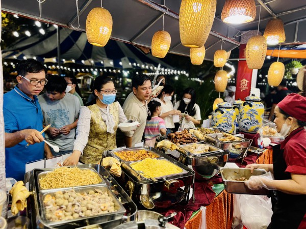 Nhiều người ở TP.HCM đến thưởng thức món ngon 3 miền ở lễ hội Văn hóa Ẩm thực